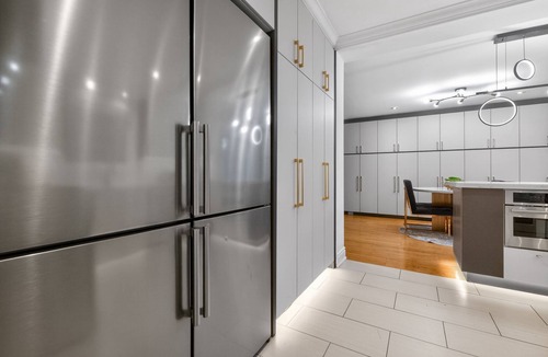 Etobicoke House | Luxury Executive Home Near Airport & Downtown