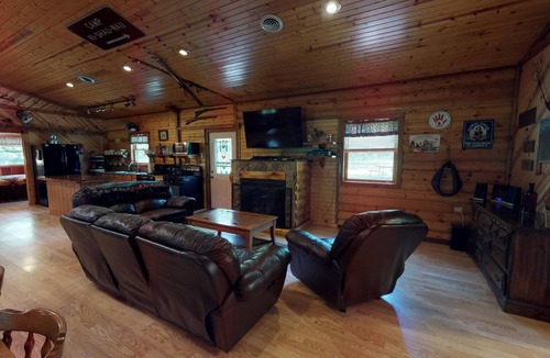 Triumph Cabin | Luxury Family Cabin Near Starved Rock - Grandma's Cabin - sleeps 14 maximum