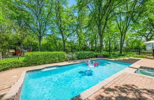 Fox Valley House | Luxury Home w/4Kings, Firepit
