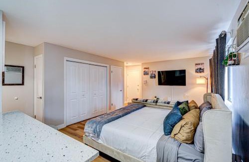 O'Hare Apartment | Luxury King Bed in Family Friendly Location