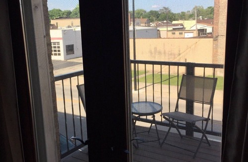 La Salle Apartment | Luxury Loft Near Starved Rock Park, Great Restaurants In Walking Distance
