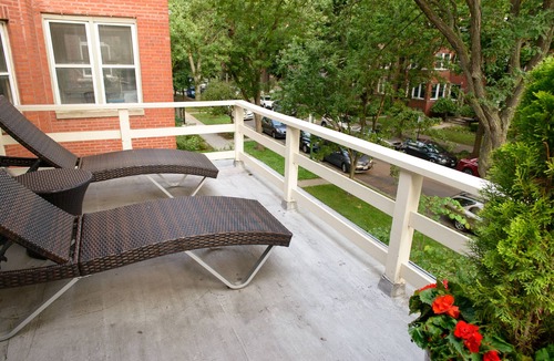 Rogers Park Apartment | Luxury Loyola 3 Bedroom, 2 Bath, Near Subway and Beach