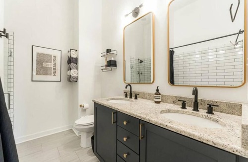 Roscoe Village Condo | Luxury Meets Chic at Urban 2BR/2BA Condo in Roscoe Village