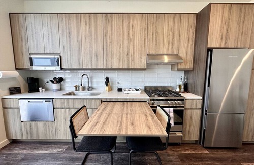 Pulaski Park Apartment | Luxury River West High-Rise N2 Gym+Rooftop+Skyline