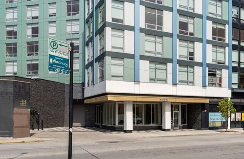 Pulaski Park Apartment | Luxury River West High-Rise N4 Gym+Rooftop+Skyline