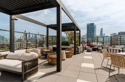 Pulaski Park Apartment | Luxury River West High-Rise N5 Gym+Rooftop+Skyline