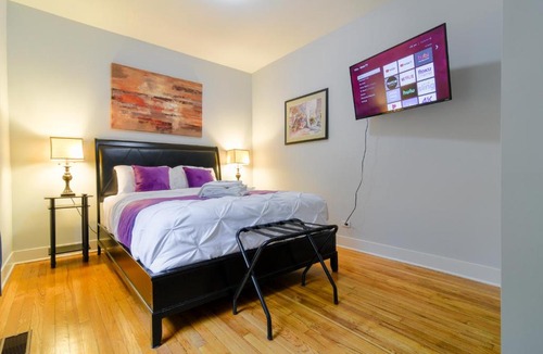 Irving Park House | Luxury Room in Irving Park 33011
