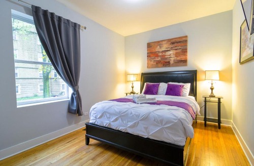 Irving Park House | Luxury Room in Irving Park 33011