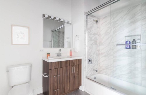 Near South Side House | Luxury room with Private bathroom on Michigan avenue 702