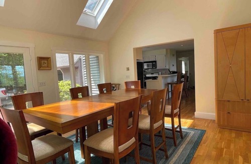Sunapee House | Luxury Sleeps 12+: Saltwater HotTub, Fire Pit, Lake View – 5 Min to Ski & Beach