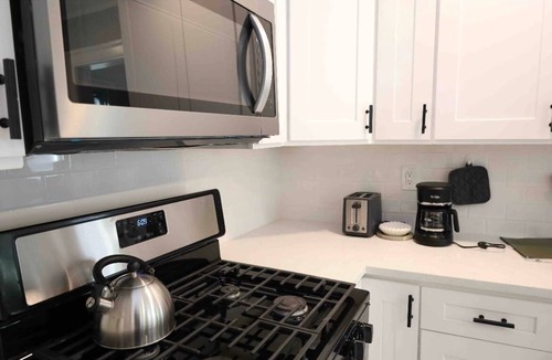 West New Haven Apartment | Luxury Spacious Home/Convenient Location/Free Wine