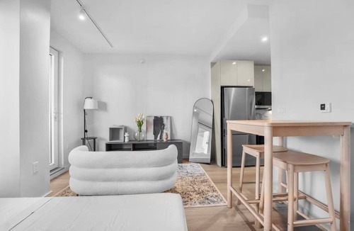 Greenpoint Apartment | Luxury Studio Retreat with Balcony in Greenpoint