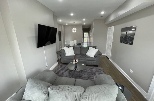 Greater Grand Crossing Apartment | Luxury suite with 3 Bedrooms n10 min to downtown n5 min to university of Chicago