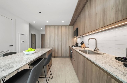 West Loop Gate Apartment | Luxury Suites in Chicago's West Loop – Steps from Dining, Shopping & Attractions