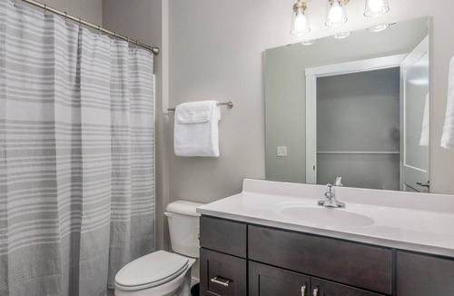 Moline House | Luxury Townhome - 3BR, 2BA - Downtown Moline