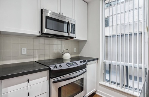 Yorkville Apartment | Luxury Unit 2bed2bath | 5guests| Yorkville