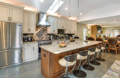 Des Plaines House | Luxury Vacation Home Rental ~ 20 Mi to Chicago!