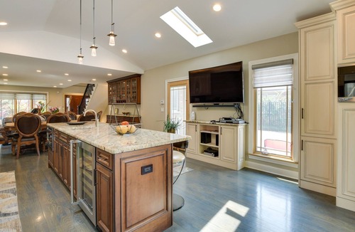 Des Plaines House | Luxury Vacation Home Rental ~ 20 Mi to Chicago!