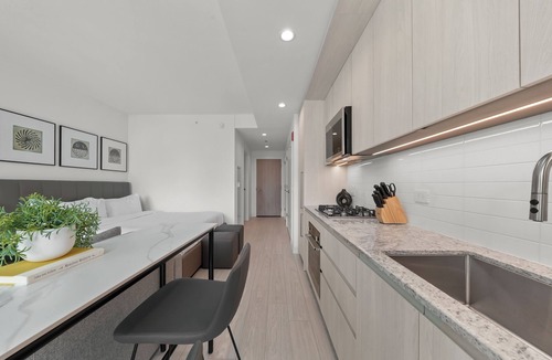 West Loop Apartment | Luxury West Loop Suites: Your Chicago Stay with Modern Comfort & Resort Perks
