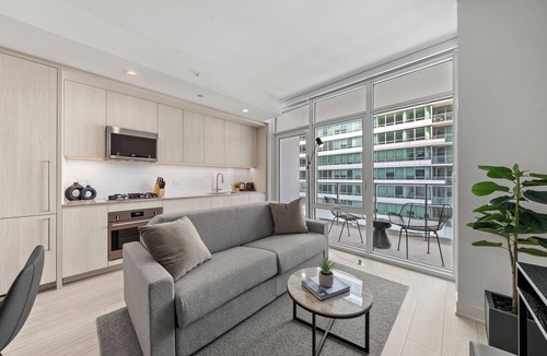 West Loop Apartment | Luxury West Loop Suites: Your Chicago Stay with Modern Comfort & Resort Perks