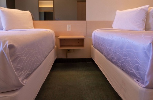 Carlyle Lake Hotel | Mariner's Village Resort