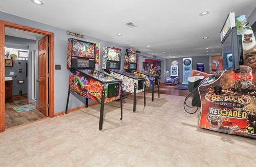 Garfield Ridge House | ⭐️ Mario's Pad ⭐️ Hot tub, Spa,Arcade 20 mins to city center 5 king beds