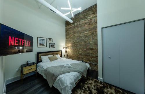 Near South Side Apartment | Massive 6BR Luxury Suite Sleeps 12 Guests with Jacuzzi & Pool Table Perfect Group Stay and Optional Parking Near McCormick Place & Soldier Field