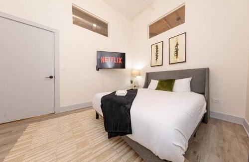 Near South Side Apartment | Massive Luxury 5BR Loft for groups up to 12 guests with Optional parking and Gym Access Near McCormick Place and Soldier Field