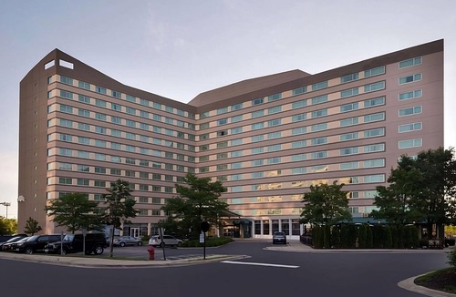 O'Hare Hotel | Maximum Comfort! With Airport Shuttle Service, Pets are Welcome!