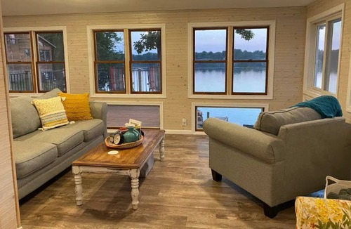 Havana House | McCarthy Lake Cottage-private beach, views & more!