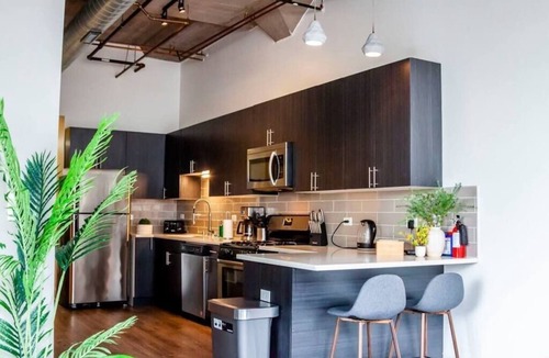 Prairie District Apartment | McCormick 3B/2Ba Corner Oasis for up to 10 guests