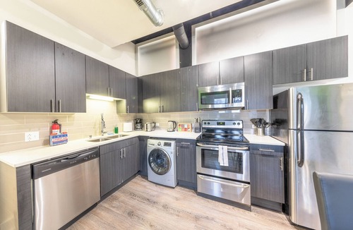 Near South Side Apartment | McCormick 3B/2Ba Family Oasis up to 8 guests with Parking-Optional/Gym/Patio