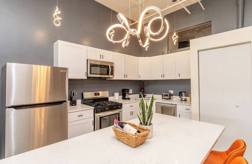 Prairie District Apartment | McCormick 5B/3Ba Luxury Suite for groups/12 guests