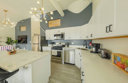 Near South Side Apartment | McCormick 6B/4Ba Luxury Suite for groups of up to 12 guests w/optional parking