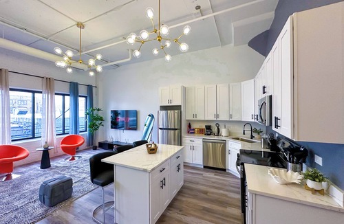 Near South Side Apartment | McCormick 6B/4Ba Luxury Suite for groups/12 guests