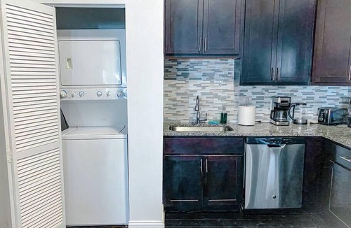 Near South Side Apartment | McCormick Pl HUGE 5Br with Pool table/Optional parking/sleeps 12
