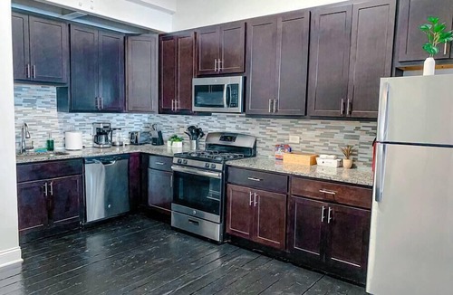 Near South Side Apartment | McCormick Pl HUGE 5Br with Pool table/Optional parking/sleeps 12