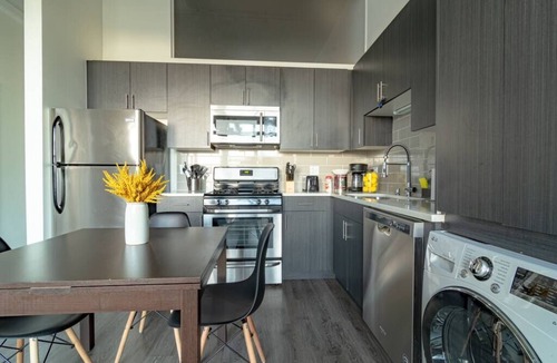 Near South Side Apartment | McCormick Place 2b/2b family unit with optional parking for up to 8 guests