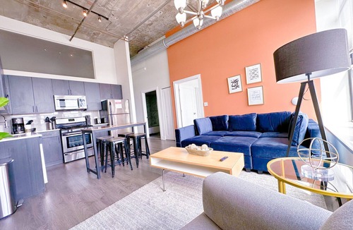 Near South Side Apartment | McCormick Place 2b/2b family unit with optional parking for up to 8 guests
