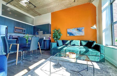Near South Side Apartment | McCormick Place 2b/2b family unit with optional parking for up to 8 guests