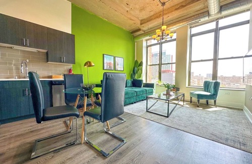 Near South Side Apartment | McCormick Place 2b/2b family unit with optional parking for up to 8 guests