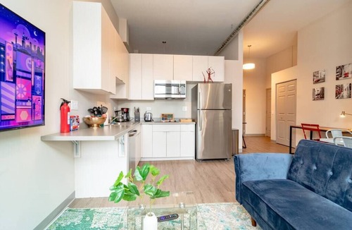 Near South Side Apartment | McCormick Place 2br/2ba with Optional Parking/Patio/Gym/sleeps 6