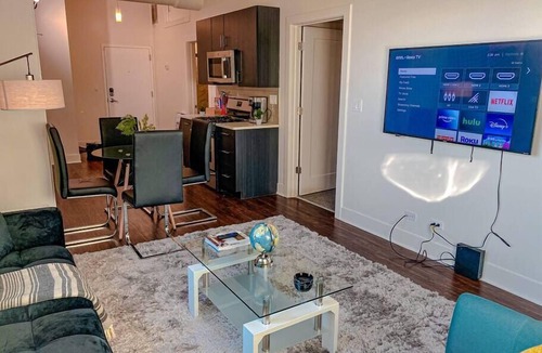 Near South Side Apartment | McCormick Place 420 friendly 3BR with optional Parking