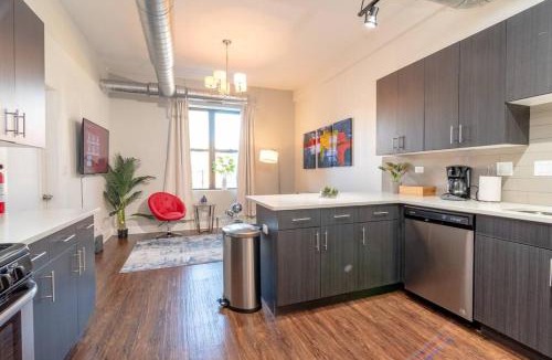 Near South Side Apartment | McCormick Place Charming 420 Friendly 3BR Suite with Optional Parking Sleeps 8 Guests Near Soldier Field and Lakefront Trail