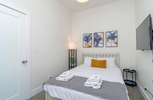 Near South Side Apartment | McCormick Place Charming 420 Friendly 3BR Suite with Optional Parking Sleeps 8 Guests Near Soldier Field and Lakefront Trail