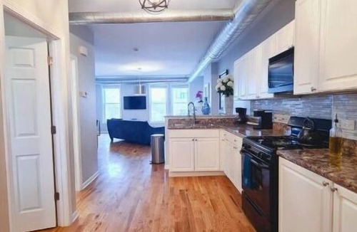 Tri-Taylor Apartment | Medical District Gem III