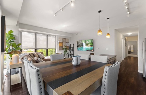Evanston Condo | "Melody of Evanston" 3BD, 2BA UrbanLux Condo