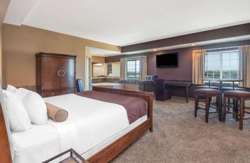 Quincy Hotel | Microtel Inn & Suites by Wyndham Quincy Downtown - River Area