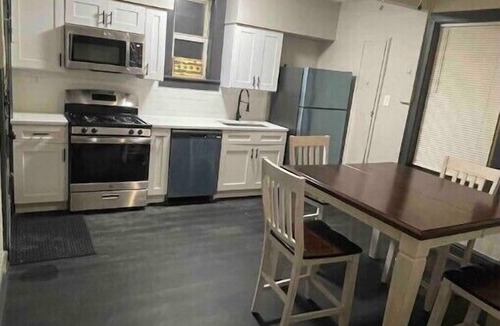 Gage Park Apartment | Midway Gem: Comfort and Transportationn