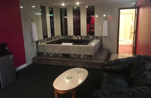 Oak Lawn Hotel | Midway Inn & Suites